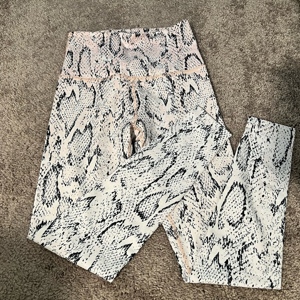 Beyond yoga blush snake print - size xs